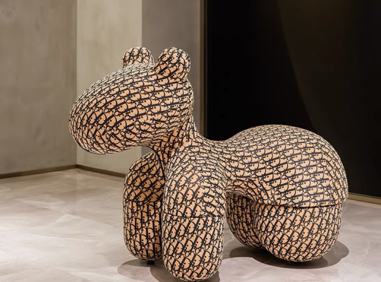 Ghế Pony Decor – Điểm Nhấn Nghệ Thuật Cho Không Gian Sống Hiện Đại